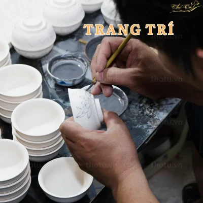Giai đoạn trang trí hoa văn trong quy trình sản xuất gốm Bát Tràng